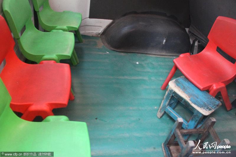 河南一面包車當校車嚴重超載 6座擠著28個孩子 河南一面包車當校車嚴重超載 6座擠著28個孩子