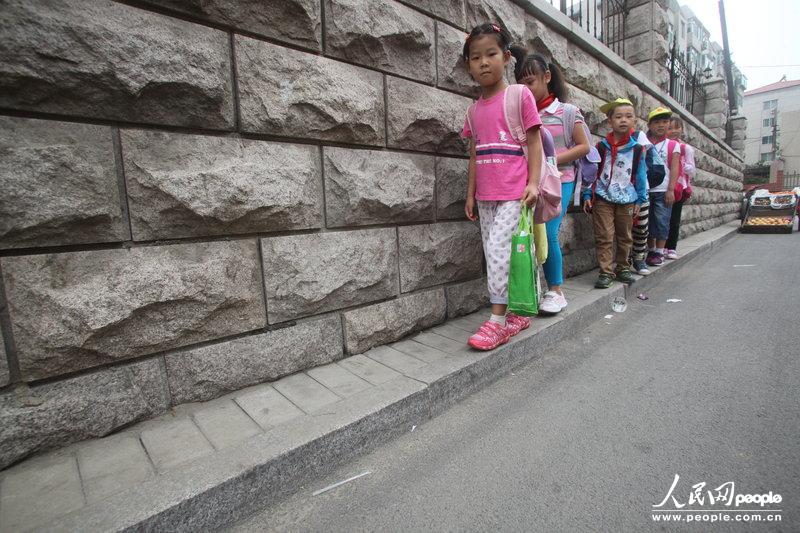 2013年09月11日，濟南運署街上，小學(xué)生走史上“最窄人行道”上學(xué)。圖片來源：CFP
