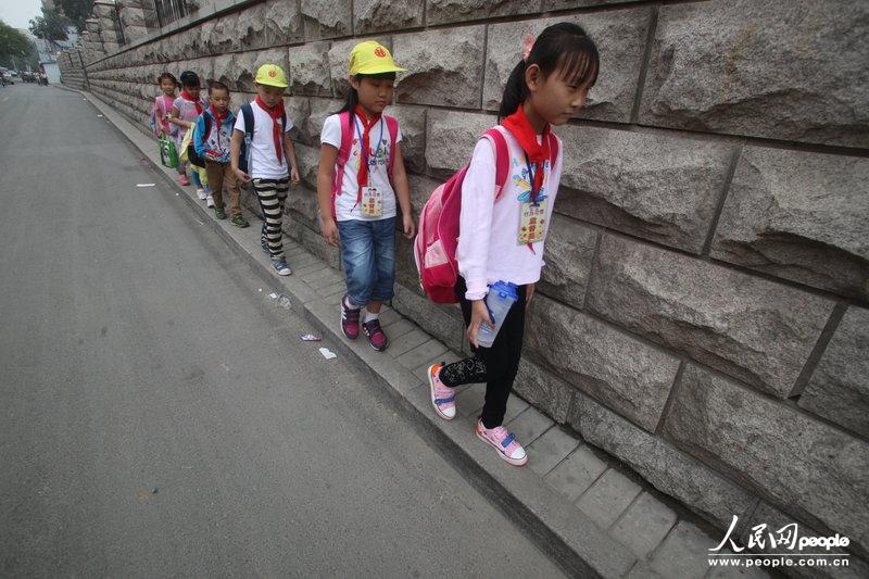 2013年09月11日，濟南運署街上，小學(xué)生走史上“最窄人行道”上學(xué)。圖片來源：CFP