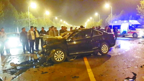 車禍發(fā)生在鄭開大道路中央雙黃線附近,現場狀況慘烈。