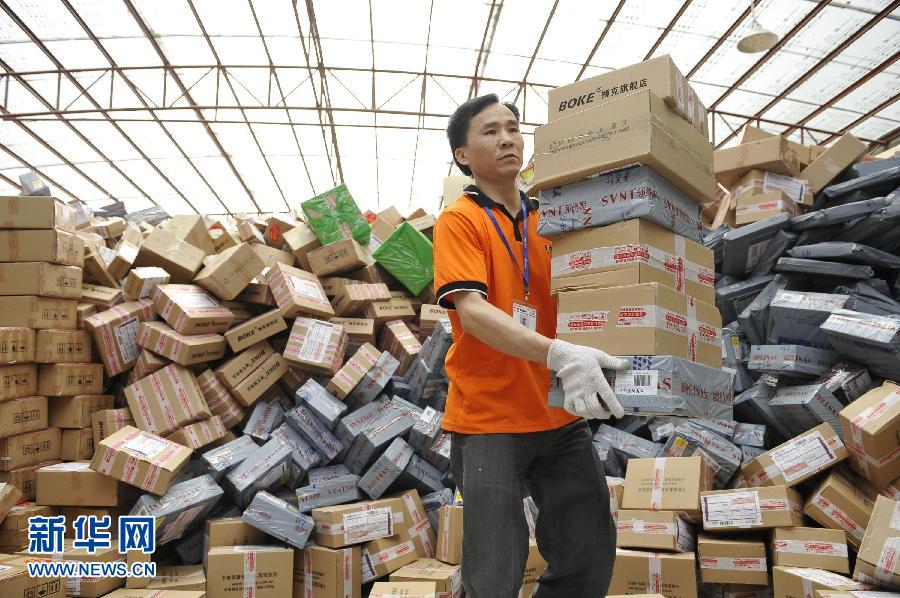 　11月11日，在圓通公司廣州一處分揀站，工作人員加緊處理堆積如山的快件。
