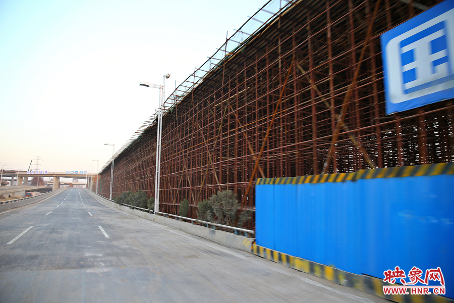 南三環(huán)快速路旁二層高架橋還在建設當中