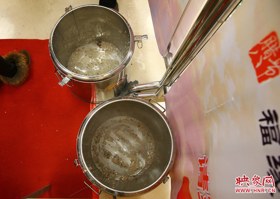 由于人多，兩大桶粥二十分鐘內已經見底。