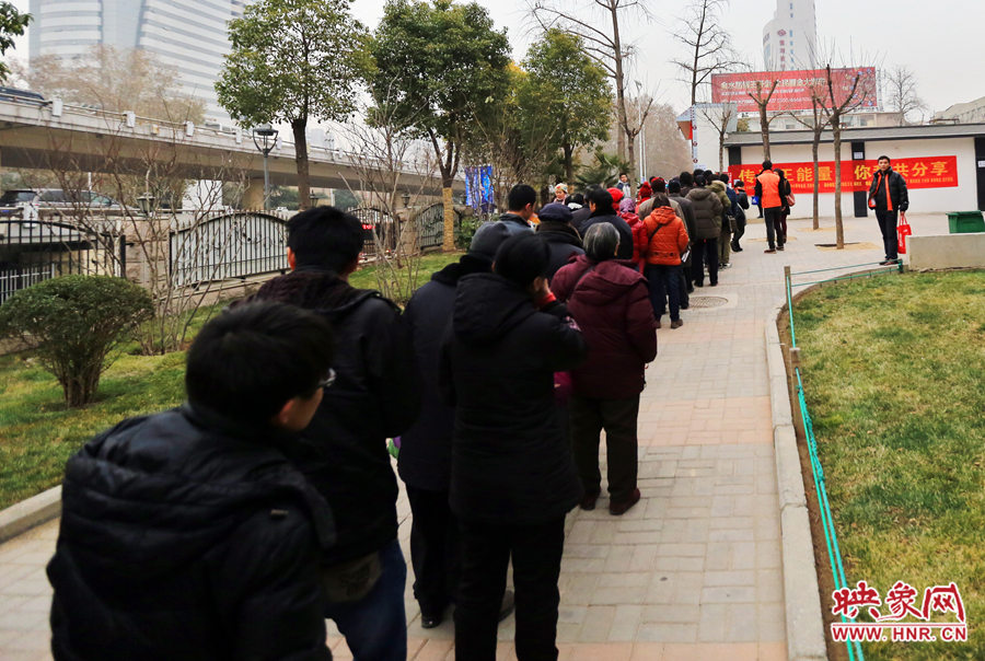 早上八點鐘施粥現(xiàn)場已經排起了長隊