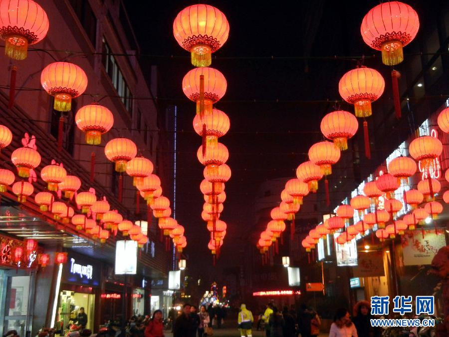 　1月30日，市民行走在大紅燈籠裝飾的蘇州街頭。