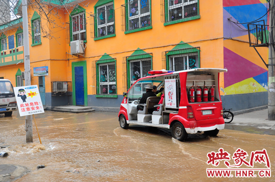 巡防隊(duì)員將巡消車開到對(duì)面，將上學(xué)的小朋友一個(gè)一個(gè)接上車，送出家屬院