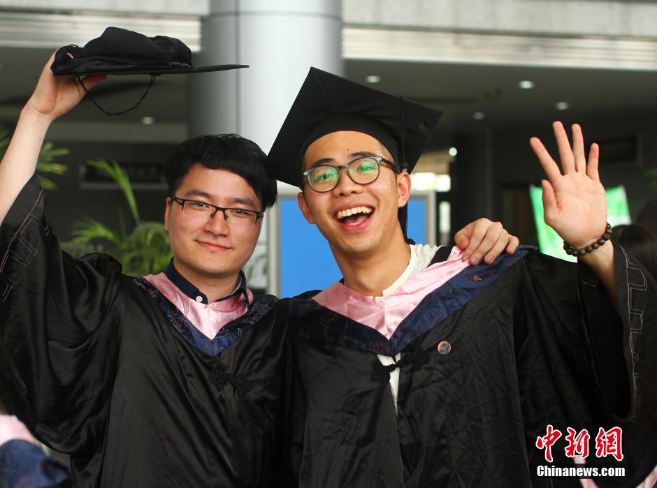6月6日，浙江理工大學(xué)的畢業(yè)生們在校園中以賣萌、搞怪等獨(dú)具青春特色的方式告別大學(xué)生涯。中新社發(fā) 李晨