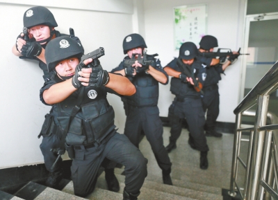 進入樓道后，特警開始地毯式搜索。