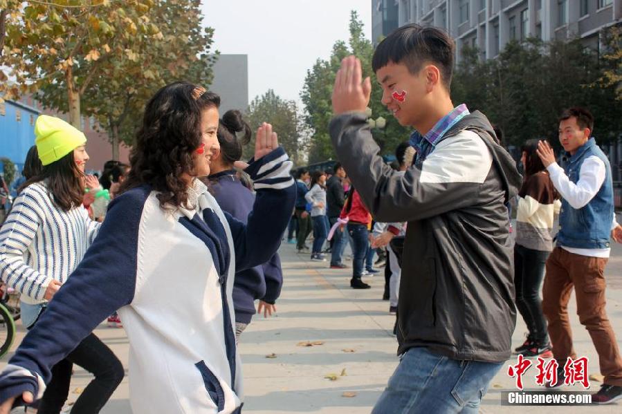 11月11日，河南財經(jīng)政法大學校園內(nèi)，300名在校大學生在上演了一出“光棍”也瘋狂的“快閃”大戲。