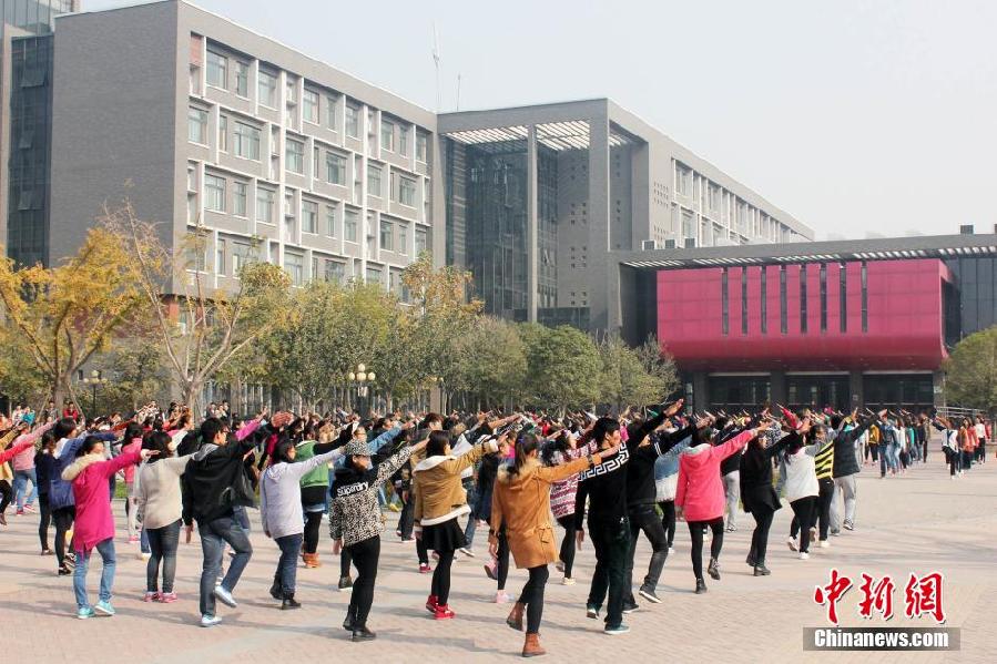 11月11日，河南財經(jīng)政法大學校園內(nèi)，300名在校大學生在上演了一出“光棍”也瘋狂的“快閃”大戲。