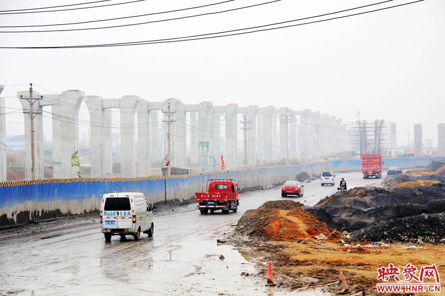 鄭平路柴郭轉(zhuǎn)盤處以及圍擋兩邊預(yù)留的道路坑坑洼洼，無人維護(hù)，造成事故頻發(fā)，經(jīng)常堵車。