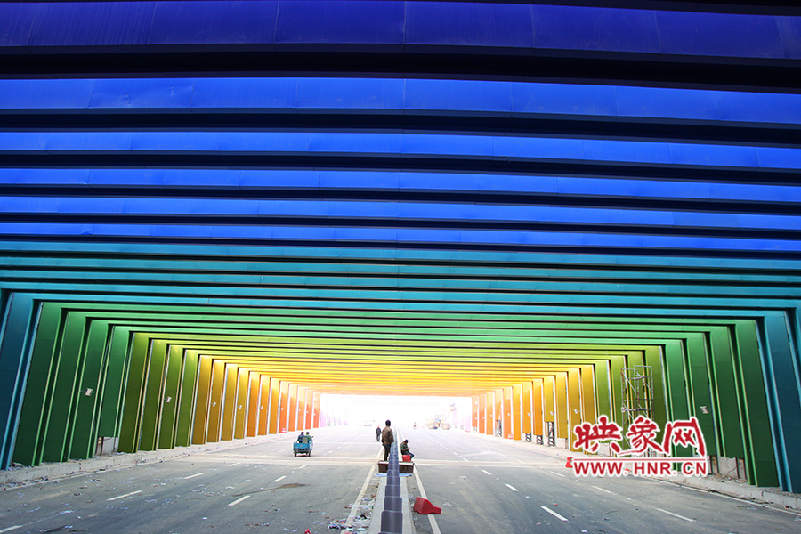 出隧道時(shí)由顏色過(guò)渡為紫色。