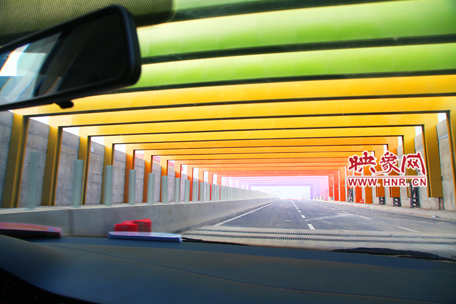 出隧道光線變化由暗到明。