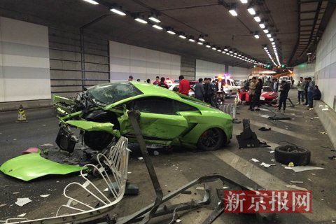 一輛蘭博基尼與一輛法拉利發(fā)生事故，現(xiàn)場狀況慘烈