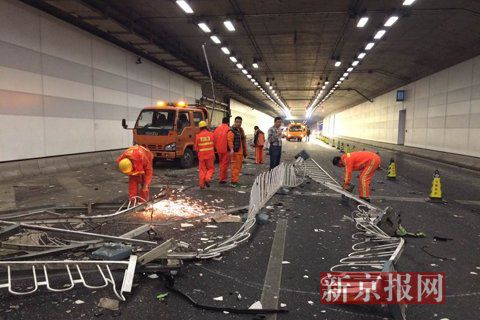 一輛蘭博基尼與一輛法拉利發(fā)生事故，現(xiàn)場狀況慘烈