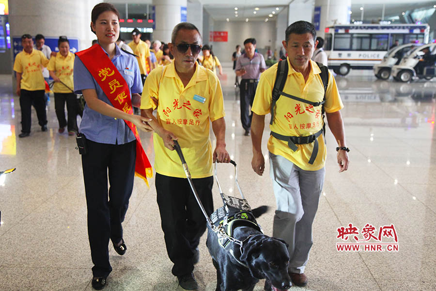 接到鄭州市愛(ài)心導(dǎo)盲犬服務(wù)中心的乘車請(qǐng)求后，鄭州東站抽調(diào)了工作人員進(jìn)行對(duì)接，提前做好服務(wù)引導(dǎo)準(zhǔn)備。