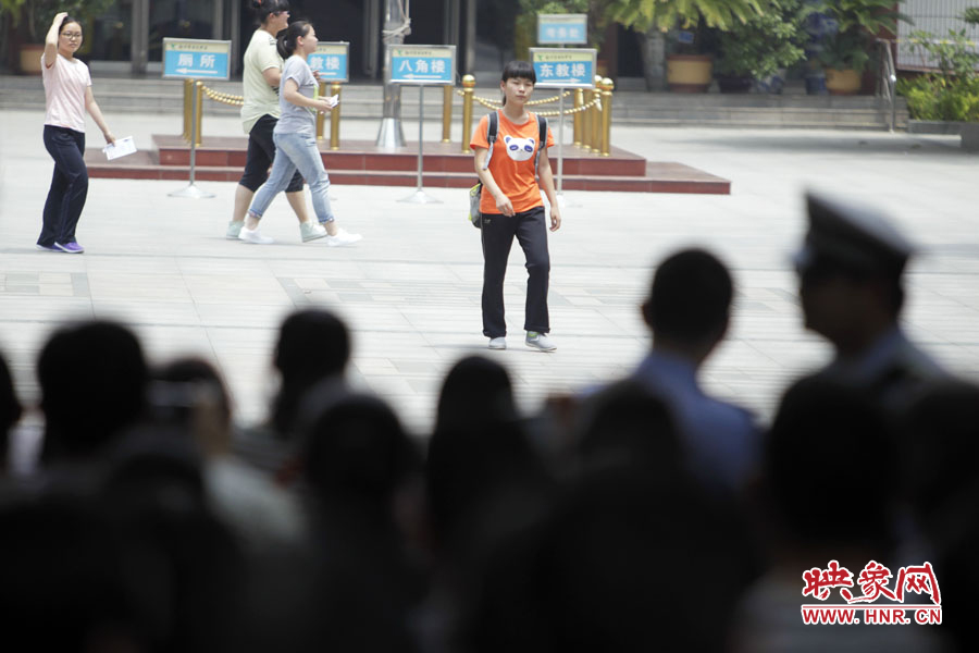6月7日，鄭州回中考點，在家長期待的目光中，第一位考生走出考場