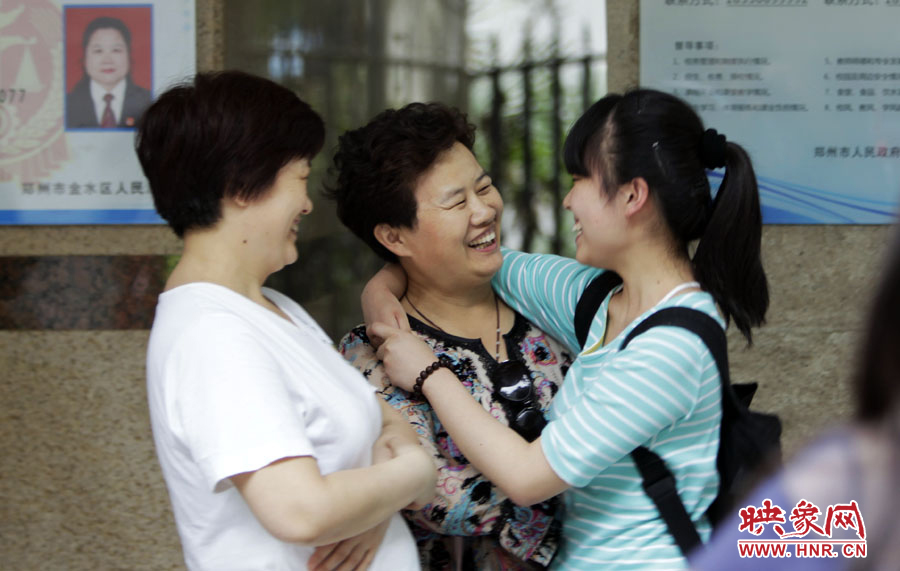 6月7日，鄭州回中考點，走出考場的考生和家長擁抱在一起