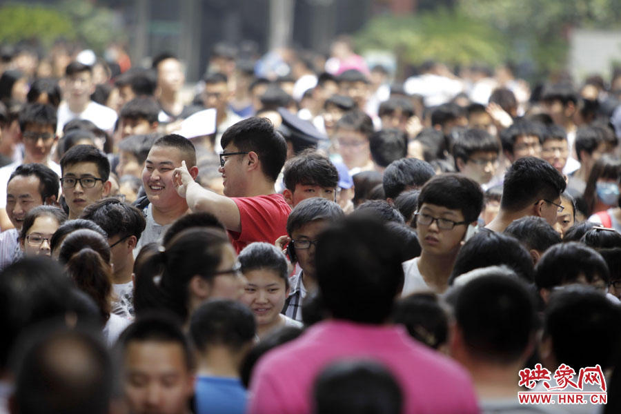 6月7日，鄭州回中考點，考生走出考場，面露笑容