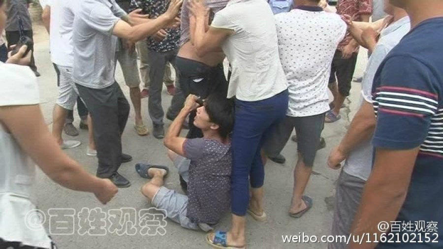 河南老板拖欠工人工資 遭圍堵當(dāng)眾被扒褲子 河南老板拖欠工人工資 遭圍堵當(dāng)眾被扒褲子