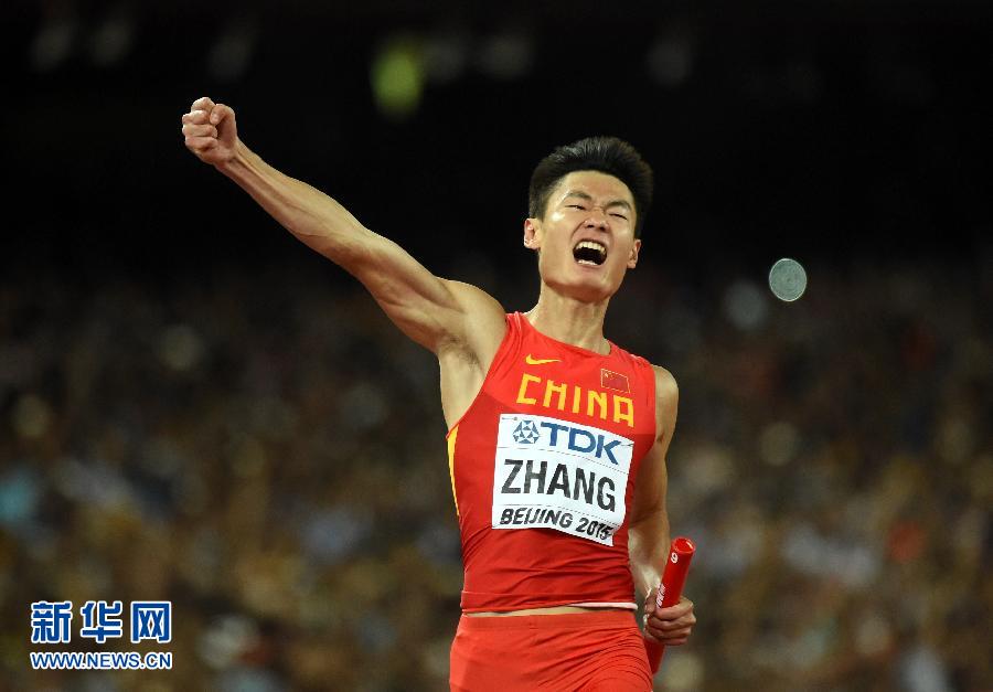 8月29日，中國隊(duì)選手張培萌沖過終點(diǎn)線后振臂歡呼。