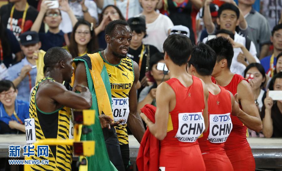中國隊(duì)隊(duì)員賽后與牙買加選手博爾特（左二）交談。