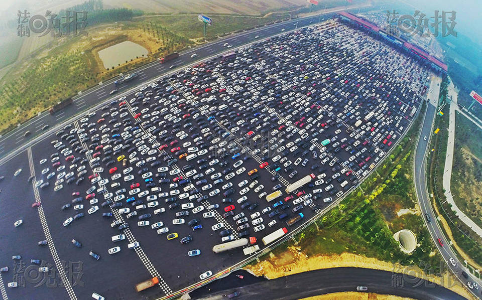 進京方向收費站前堵滿車流。