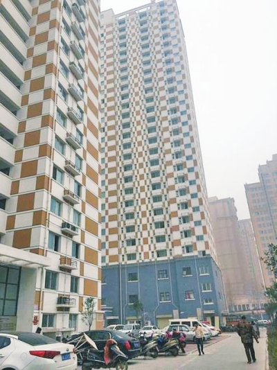 鄭州中基都市春天小區(qū)的公租房一直在閑置,樓下門面房已營(yíng)業(yè)很長(zhǎng)時(shí)間。