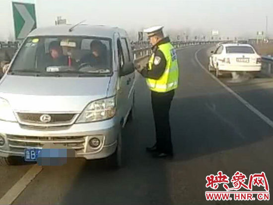 2月3日，一名男子因錯(cuò)過(guò)了路口不顧自身安全竟然在高速上逆行，被焦作高速交警逮個(gè)正著。