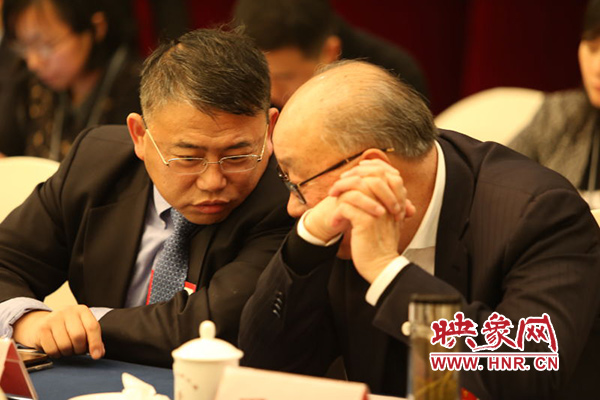 “食品大亨”與“傳媒大亨”熱議國(guó)是 “食品大亨”與“傳媒大亨”熱議國(guó)是