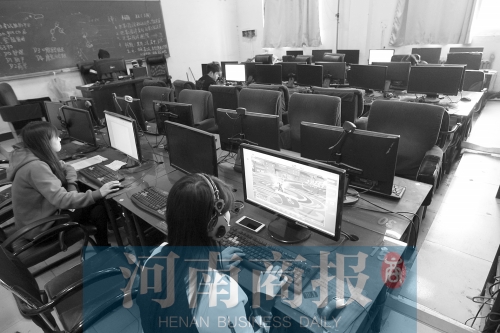 鄭州黃河護理職業(yè)學院的微機室內(nèi)，一女學生正在打游戲