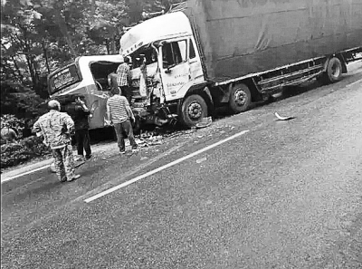 信陽(yáng)貨車和客車相撞致9人死亡20余人受傷 信陽(yáng)貨車和客車相撞致9人死亡20余人受傷