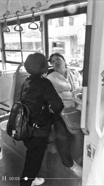 女子在公交車(chē)上對(duì)突發(fā)心臟病的乘客施救