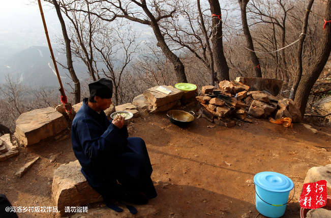 鄰居有時(shí)候會(huì)拿這些廢品下山，換取一些食物，對(duì)于老崔來(lái)說(shuō)，既然出家就該安守清貧，撿破爛換好吃的，不是出家人該做的。他偷偷把鄰居的一大包廢品踢下了山，于是爭(zhēng)吵并且打起了架。