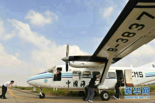 資料圖：中國海監(jiān)東海航空支隊(duì)舟山基地工作人員正在進(jìn)行運(yùn)-12飛機(jī)備航。