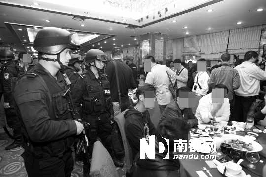 手持微沖、身穿防彈背心的警員進(jìn)入酒樓進(jìn)行調(diào)查。深圳警方供圖