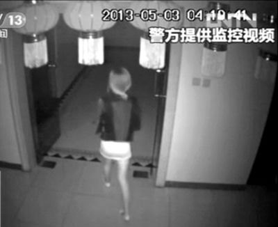 監(jiān)控視頻中，女子獨自走向墜樓處。 央視視頻截圖