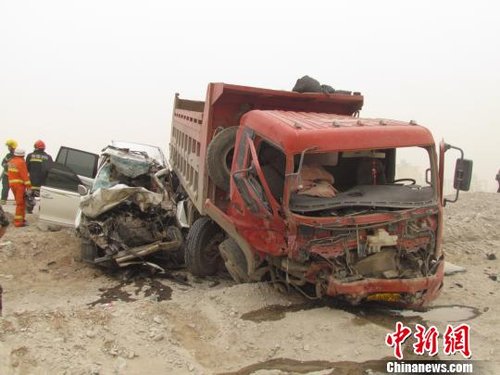 新疆吐和高速公路兩車(chē)相撞致3死1重傷（圖）
