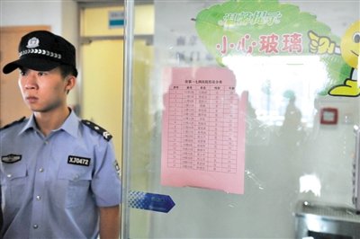 前日，廈門市解放軍174醫(yī)院重癥醫(yī)學科門口貼著在該醫(yī)院接受治療的受傷人員名單。 新華社記者 陳曄華
