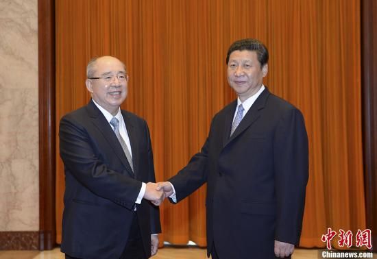 中共中央總書記習(xí)近平13日下午在北京人民大會(huì)堂會(huì)見了中國國民黨榮譽(yù)主席吳伯雄率領(lǐng)的國民黨大陸訪問團(tuán)一行。中新社發(fā) 廖攀 攝