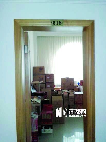 　江蘇靖江市工商局餐廳倉庫里被爆堆滿了高檔酒。