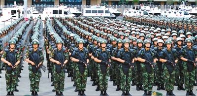 6月29日，新疆武警部隊反恐維穩(wěn)誓師大會在烏魯木齊市人民廣場舉行。據(jù)《新疆日報》