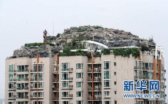 位于北京市海淀區(qū)白石橋路45號人濟山莊小區(qū)B棟樓頂?shù)募偕絼e墅（8月12日攝）。