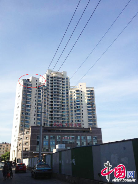 2013年8月14日，江蘇蘇州蘇州市三香大廈高樓18層樓頂東側(cè)陽臺上的“蘇州園林”式別墅，兩座涼亭和兩道回廊，飛檐翹角，一派蘇州園林的氣勢。中國網(wǎng)圖片庫李俊鋒攝影