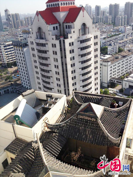 2013年8月14日，江蘇蘇州蘇州市三香大廈高樓18層樓頂東側(cè)陽臺上的“蘇州園林”式別墅，兩座涼亭和兩道回廊，飛檐翹角，一派蘇州園林的氣勢。中國網(wǎng)圖片庫李俊鋒攝影