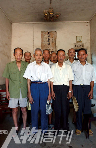 2003年5月，湖南攸縣農(nóng)村的8位志愿軍老兵。10年后回訪時，其中6人已悄然逝去