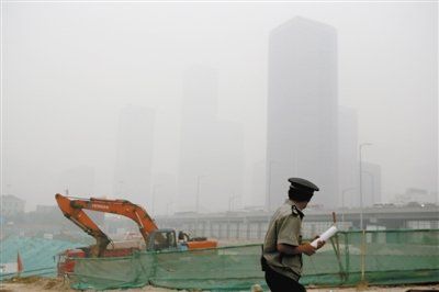 6月28日，CBD核心區(qū)。當天北京重度污染，PM2.5濃度一直在400微克/立方米以上。