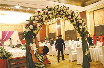 10月5日，北京萬達(dá)索菲特酒店，婚宴剛剛結(jié)束。新人介紹，一場婚宴花掉父母20萬元。新京報(bào)記者 尹亞飛 攝