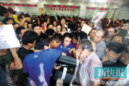 千余名濟(jì)南市民擁擠在排號機(jī)前搶號準(zhǔn)備搶提公積金。 CFP供圖(資料圖)