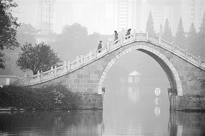 10月28日，市民走在合肥市霧霾籠罩的公園里。新華社發(fā)